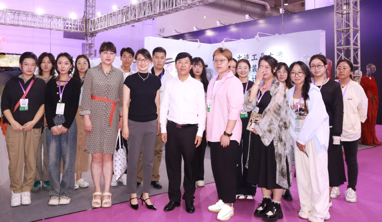1726485706293302.png 4.李江书记与参展师生合影.png